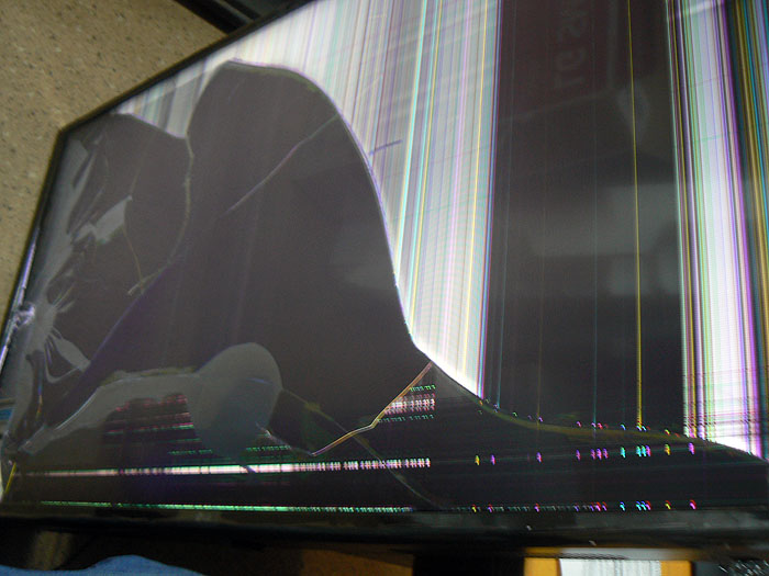 В результате падения множественные повреждения матрицы в телевизоре LG ...