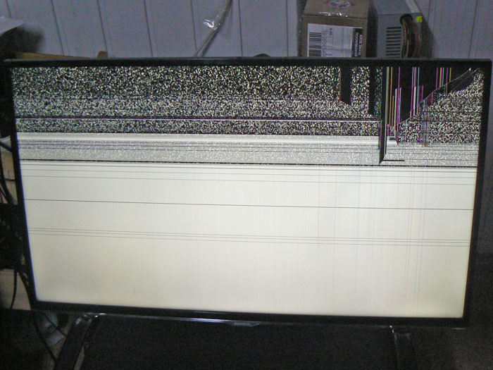 Из-за удара по матрице телевизора Samsung UE32H5500AK появились трещины ...