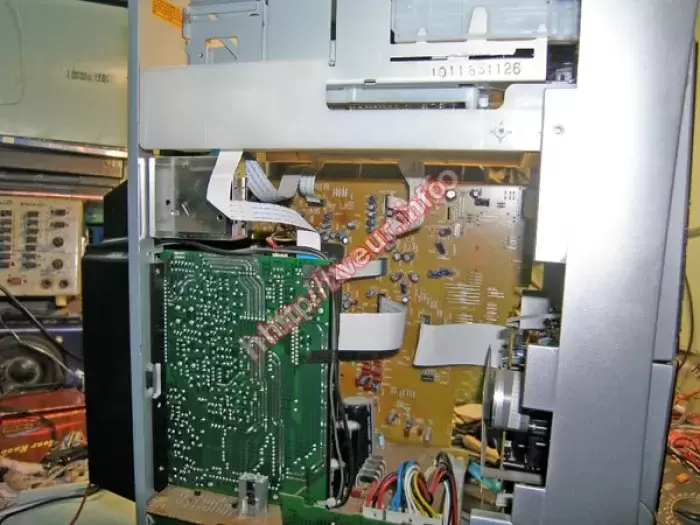 Заклинен CD-чейнджер в музыкальном центре JVC CA-DXT9, пишет TRAY