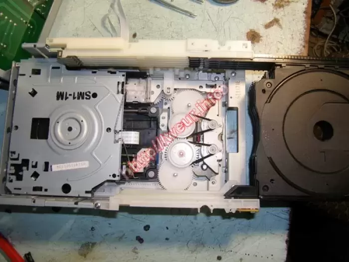 Заклинен CD-чейнджер в музыкальном центре JVC CA-DXT9, пишет TRAY
