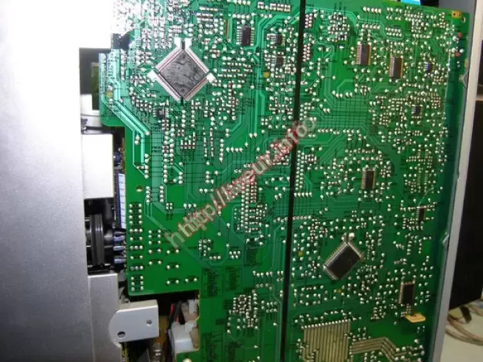 Заклинен CD-чейнджер в музыкальном центре JVC CA-DXT9, пишет TRAY