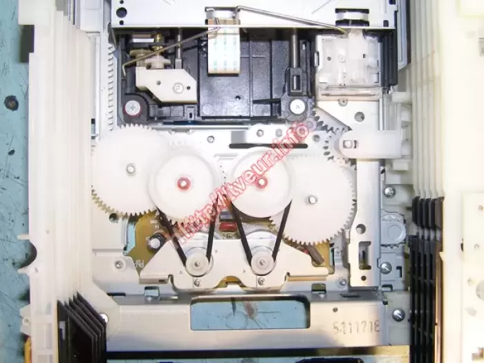 Заклинен CD-чейнджер в музыкальном центре JVC CA-DXT9, пишет TRAY